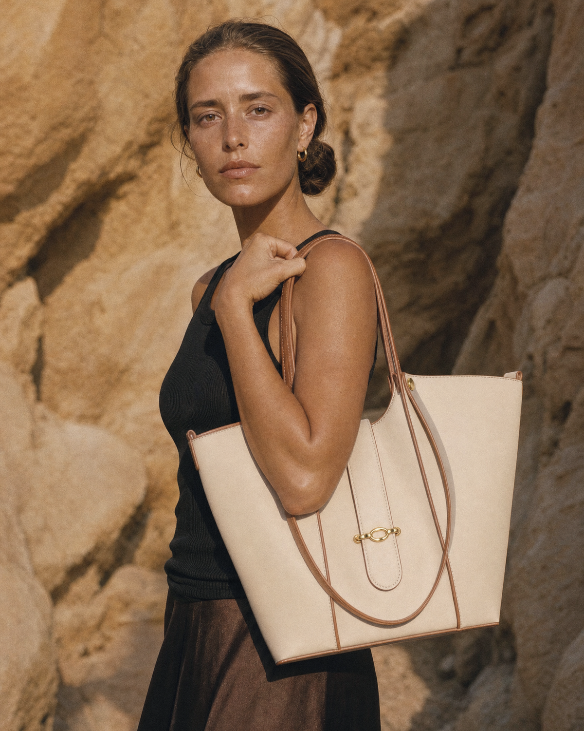 Woman in a sandstone canyon carrying The Havre Buckle in Écru on her shoulder