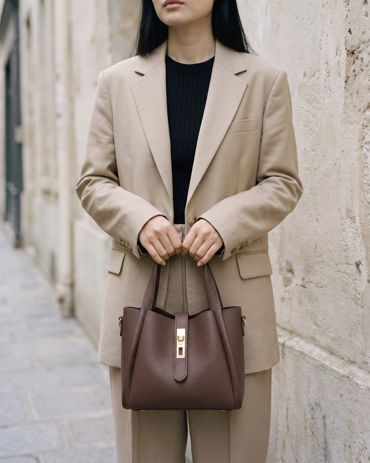 The Grève in Chocolate held in both hands by its top handles