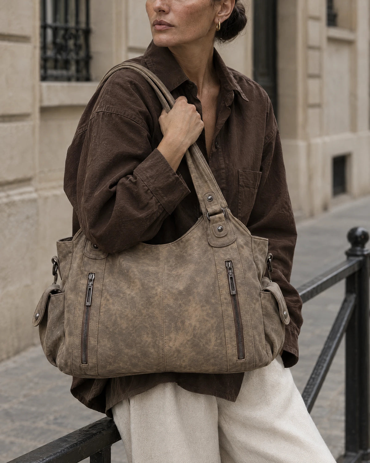 The Estran in Sable, carried by its two shoulder handles