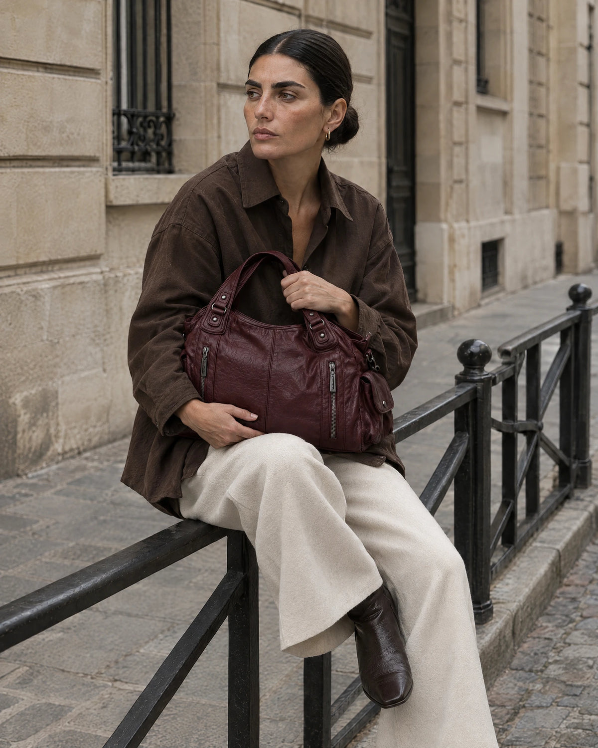 The Estran in Bordeaux, carried by its two shoulder handles