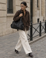 The Estran in Noir, carried by its two shoulder handles