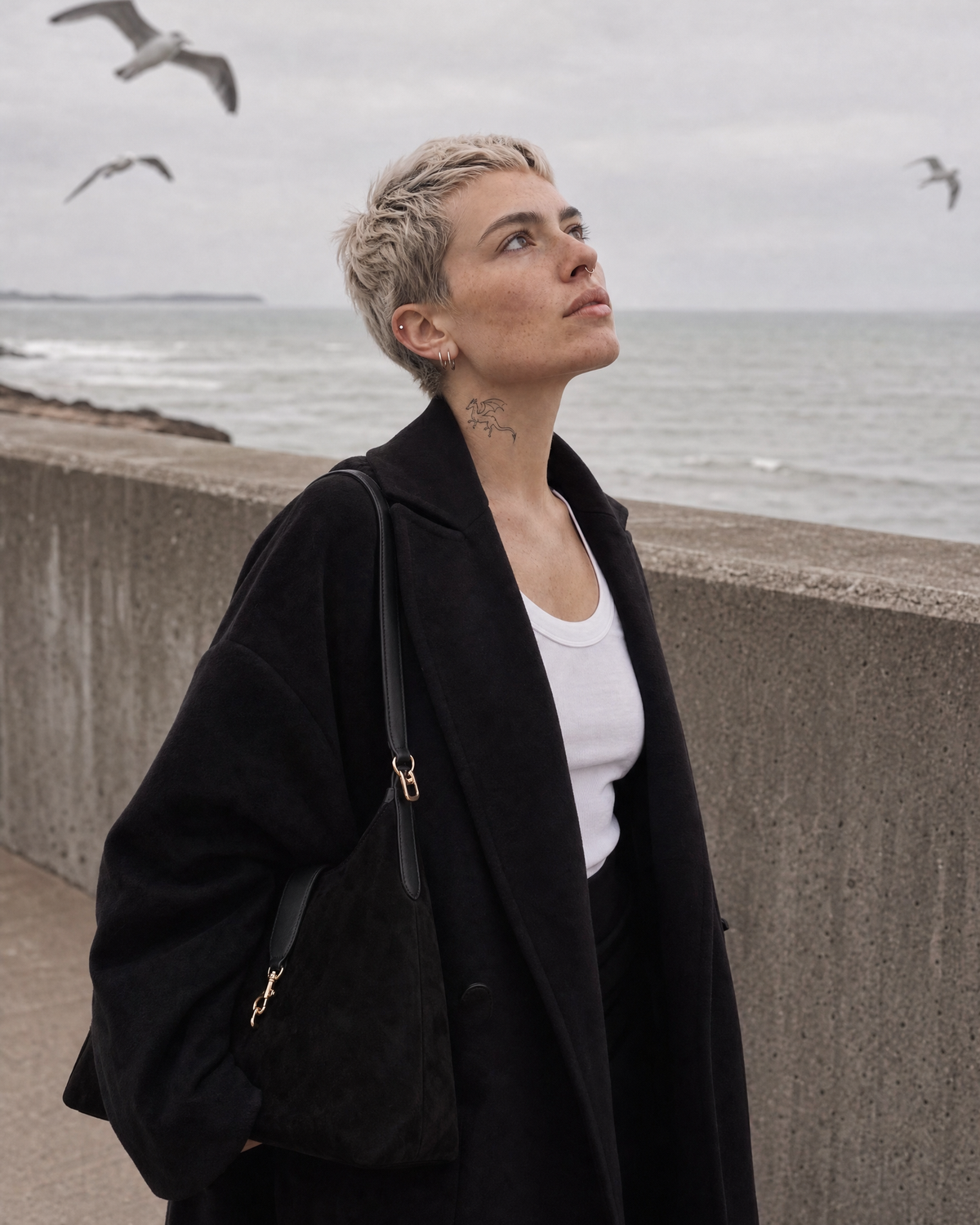 Woman looking up at seagulls with The Brume Clip Hobo in Noir