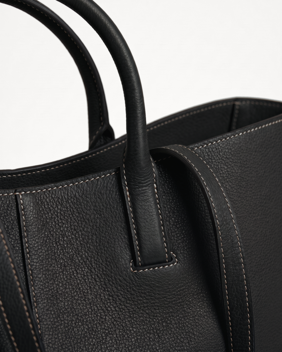 Close-up of the handle loop and topstitching of The Havre Wing in Noir