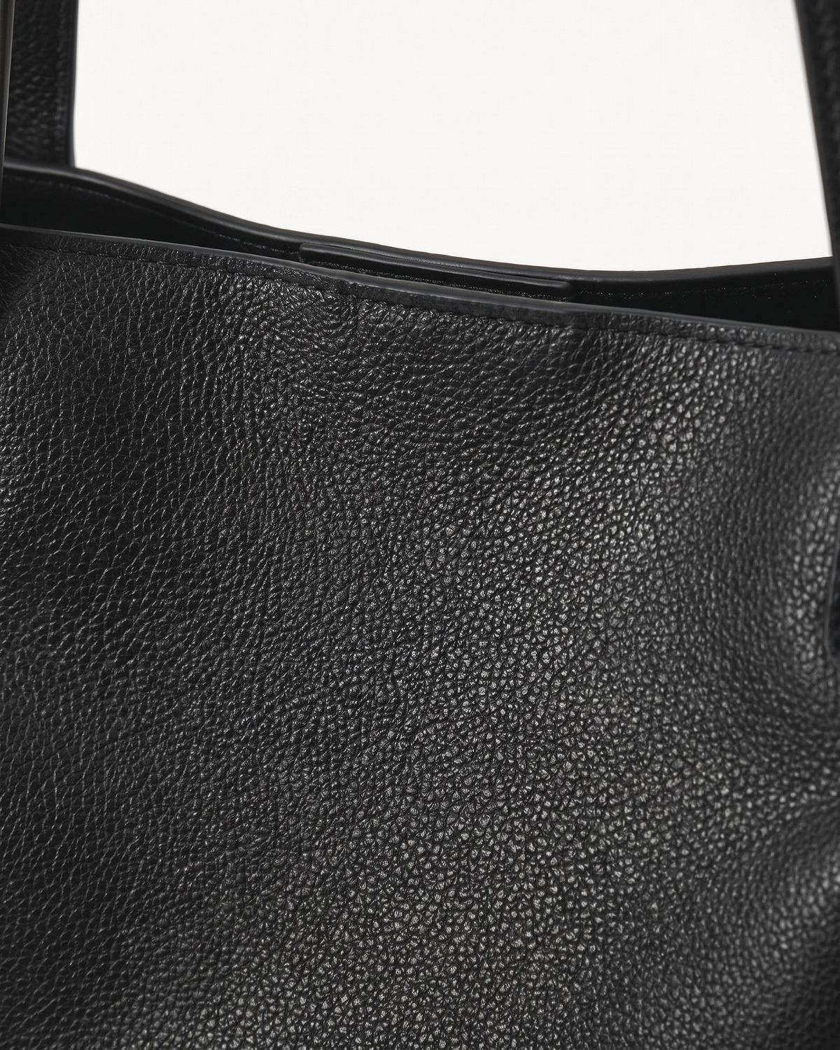 Close-up of the pebbled leather of The Havre Slouch in Noir