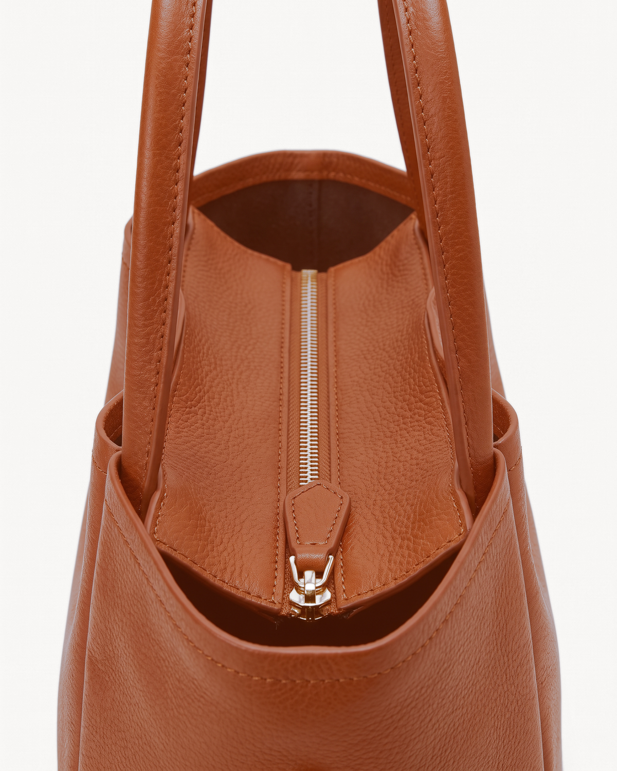 Close-up of the gold zip of The Havre Day in Cognac