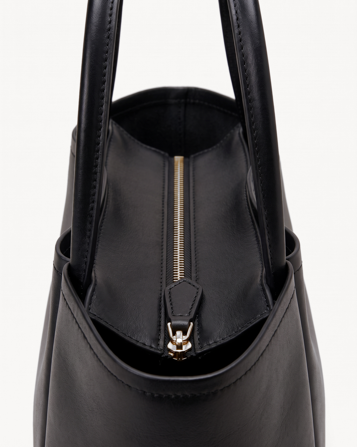 Close-up of the gold zip of The Havre Day in Noir