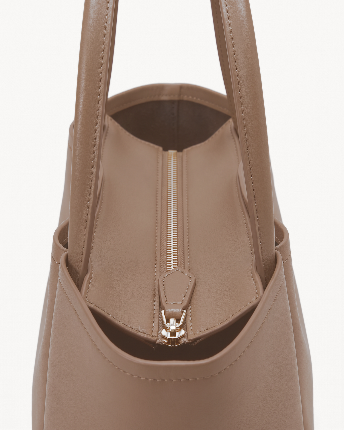 Close-up of the gold zip of The Havre Day in Taupe