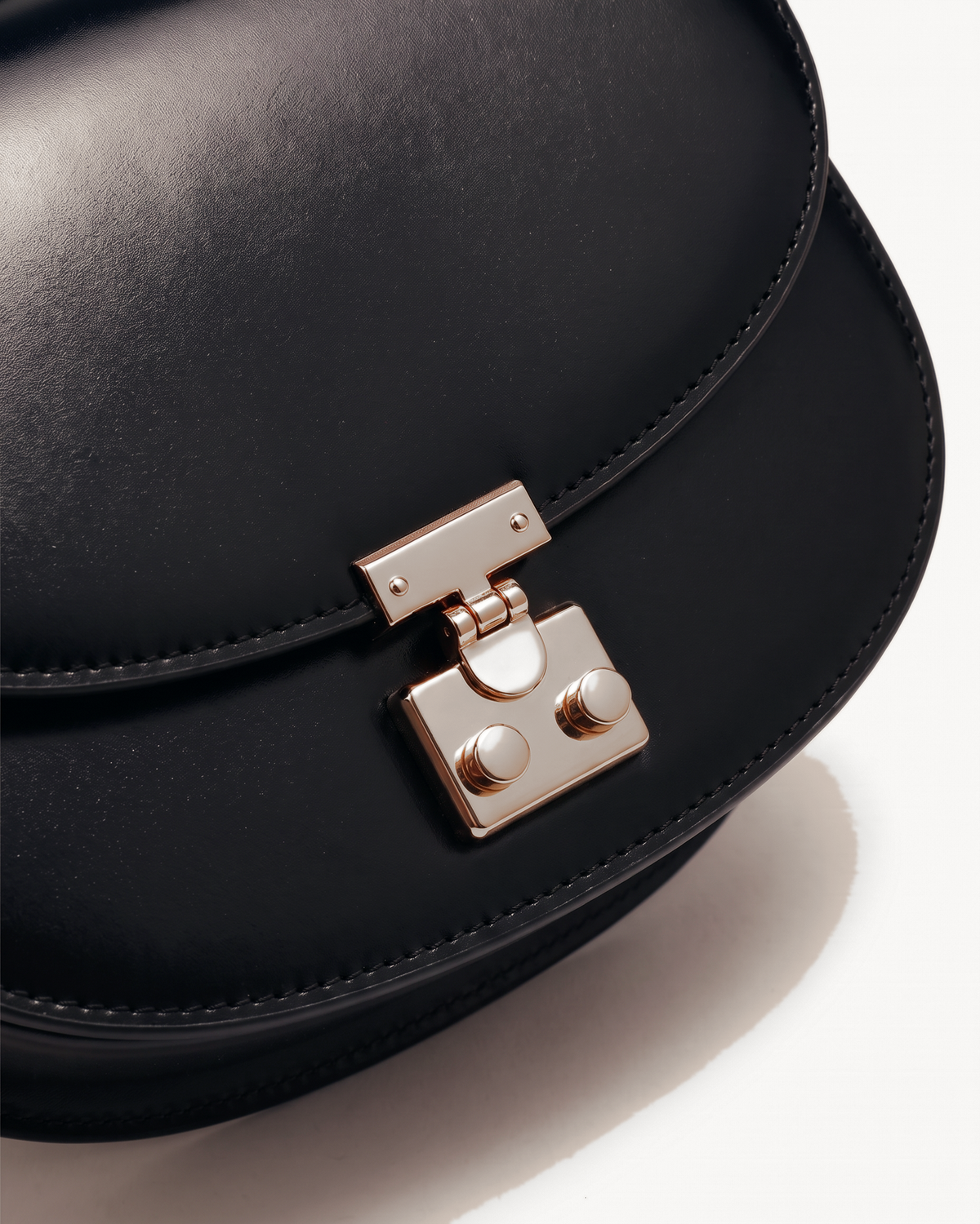 Close-up of the gold push-lock on The Brise Saddle in Noir