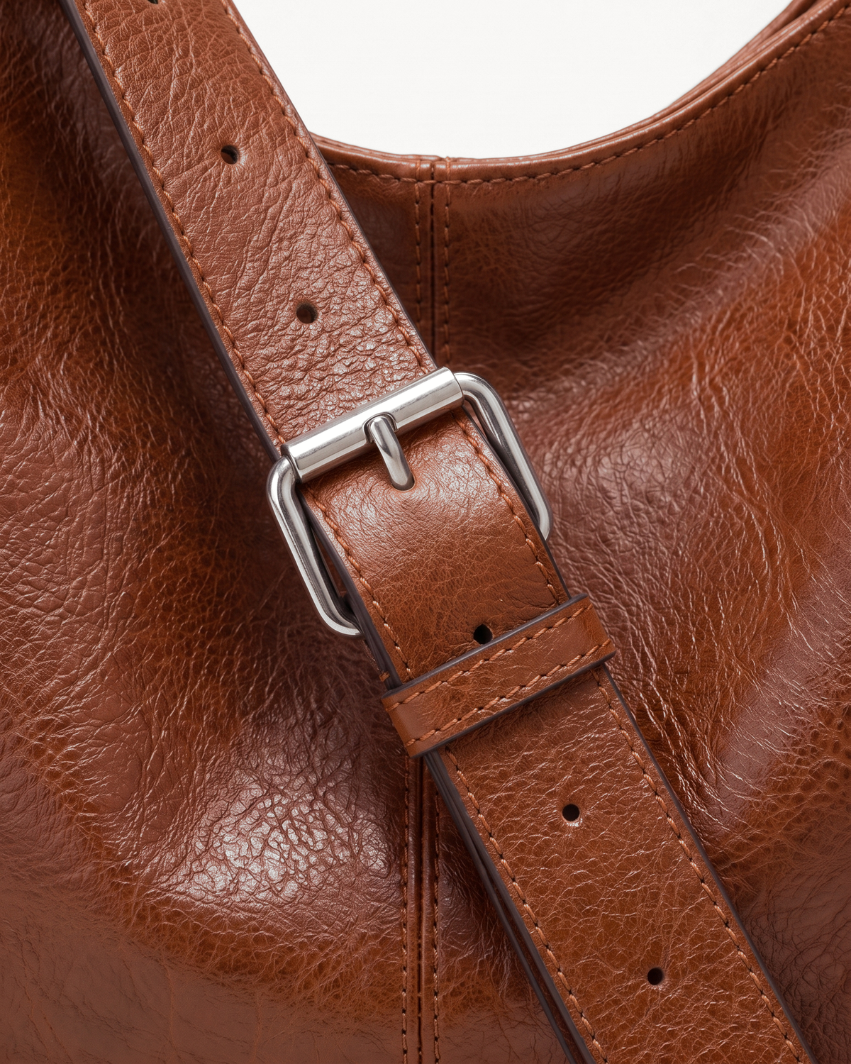 Close-up of the metal buckle on the adjustable strap of The Houle in Cognac