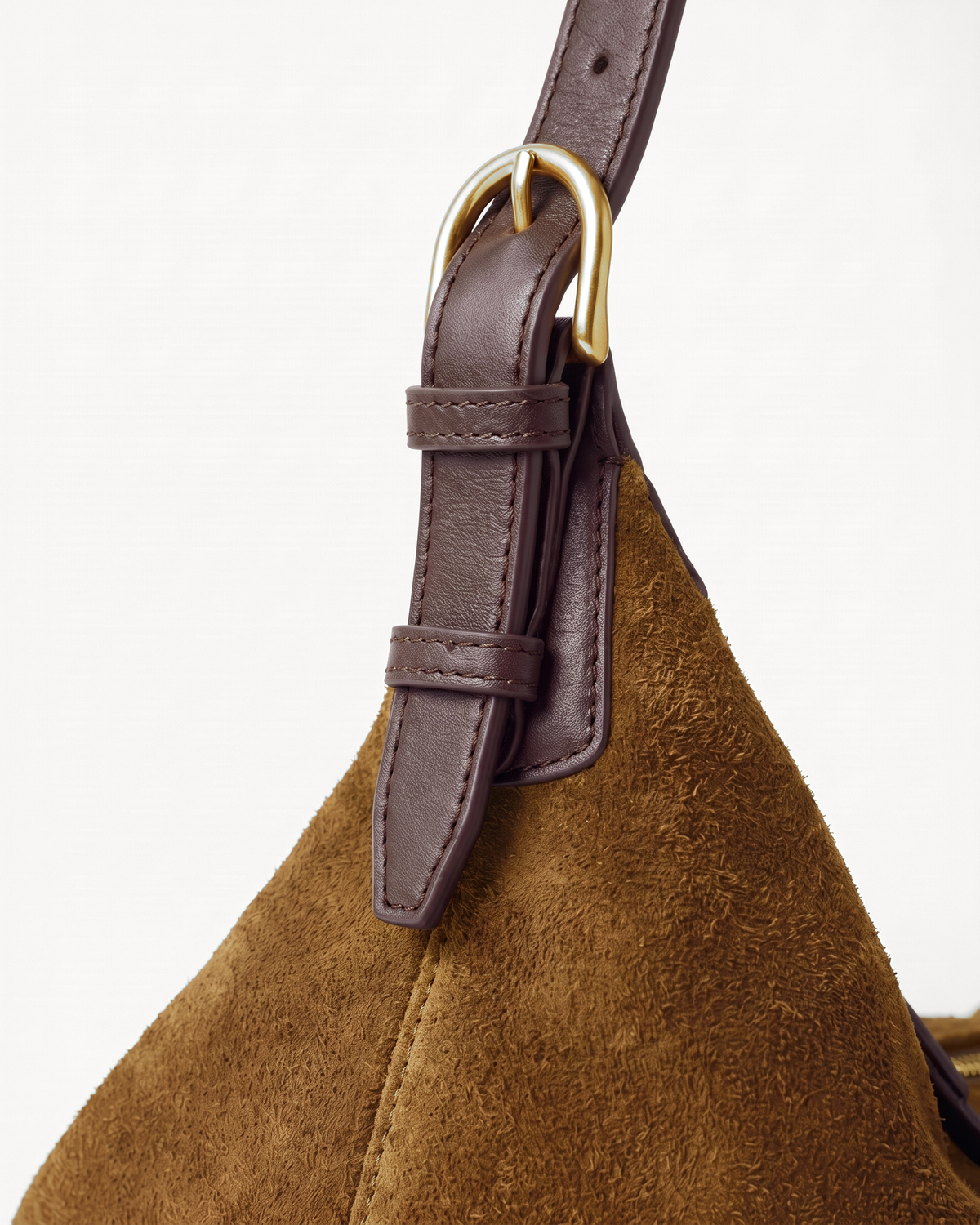 Close-up of the gold buckle on the strap of The Brume Petite in Tabac