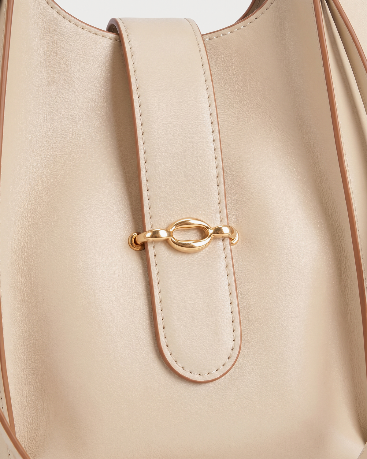 Close-up of the gold link on the front tab of The Havre Buckle in Écru