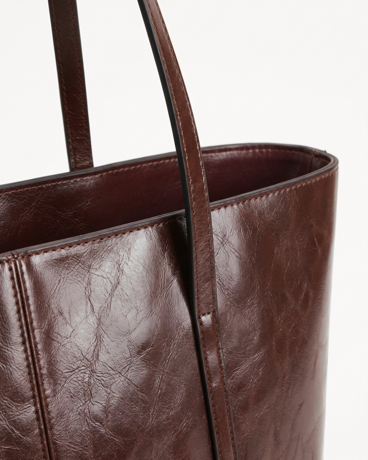 Close-up of the stitched strap of The Marée Grand in Espresso