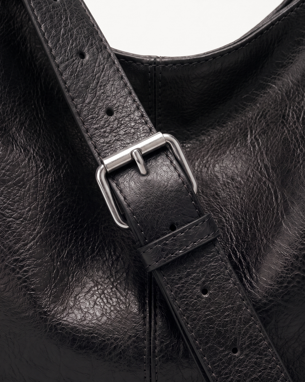 Close-up of the metal buckle on the adjustable strap of The Houle in Noir
