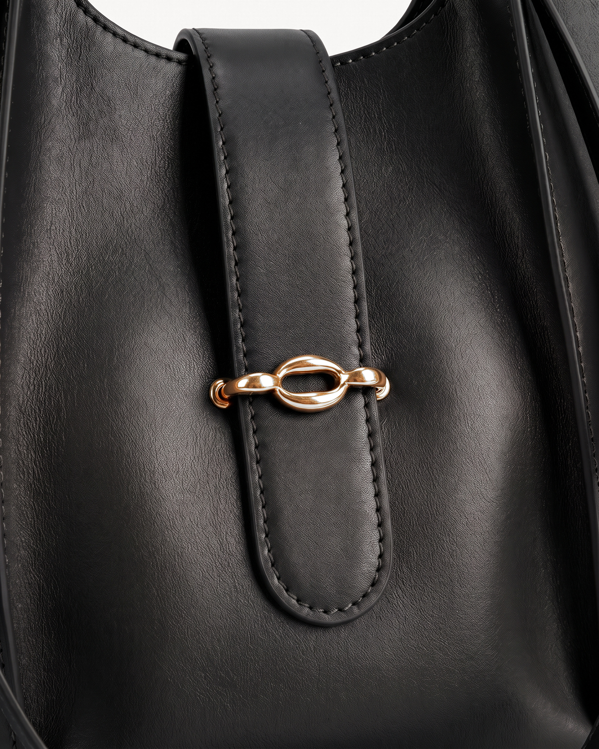Close-up of the gold link on the front tab of The Havre Buckle in Noir