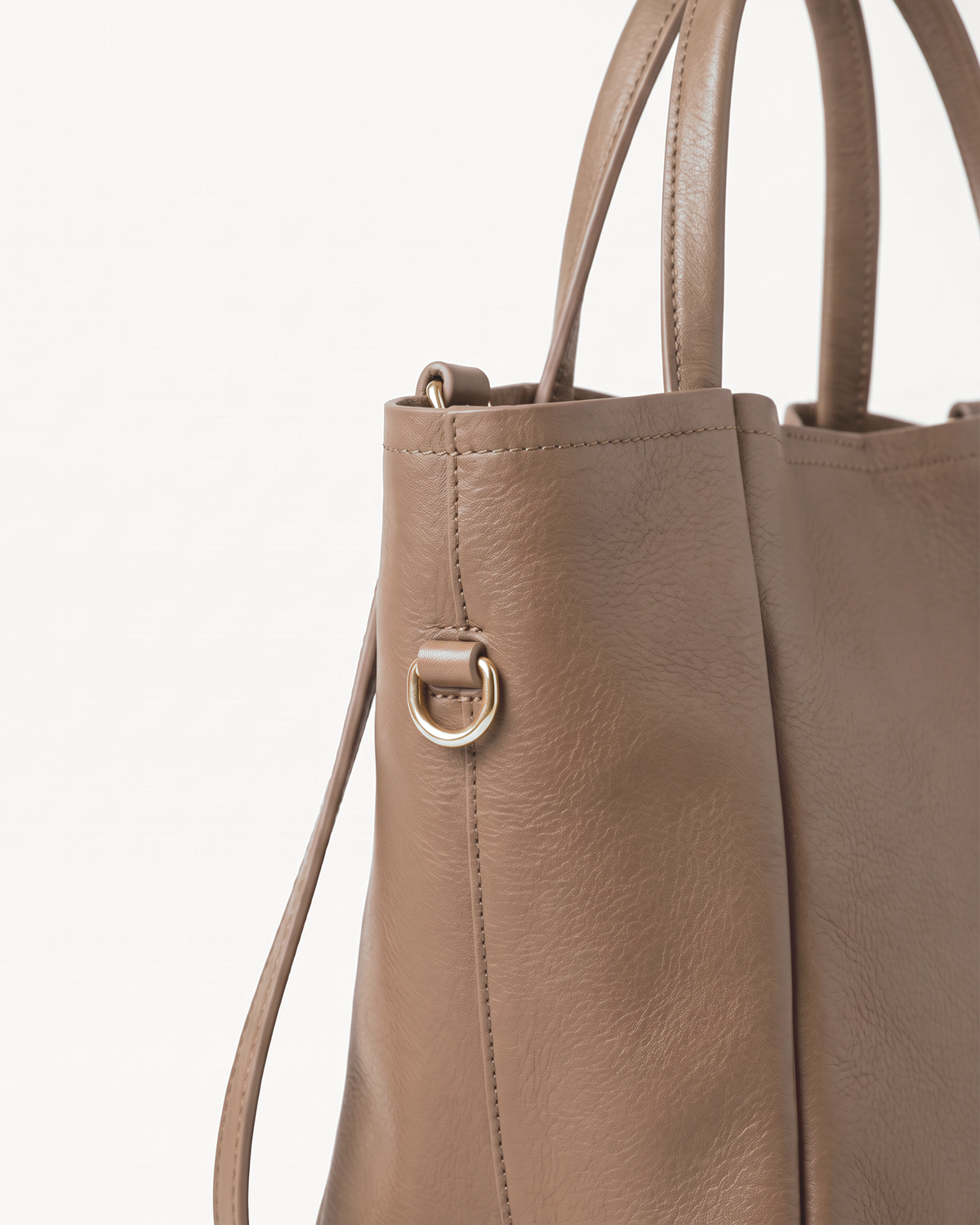 Close-up of the side D-ring of The Havre Day in Taupe