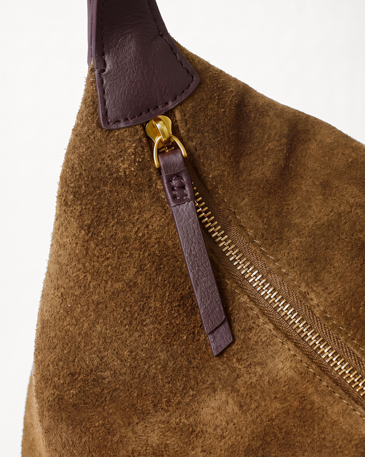 Close-up of the gold zip of The Brume Petite in Tabac