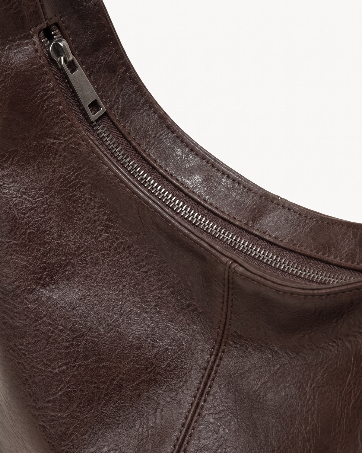 Close-up of the top zip of The Houle in Espresso