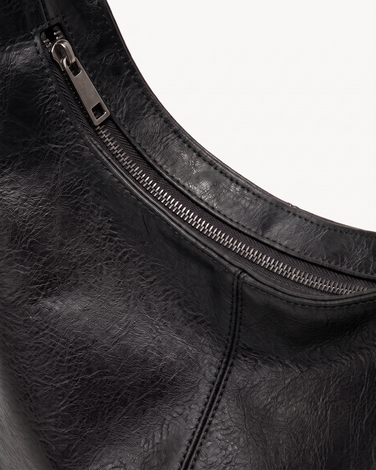 Close-up of the top zip of The Houle in Noir