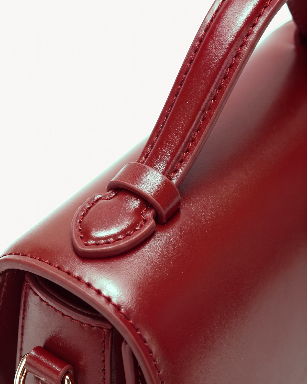 Close-up of the top handle of The Brise Saddle in Rouge
