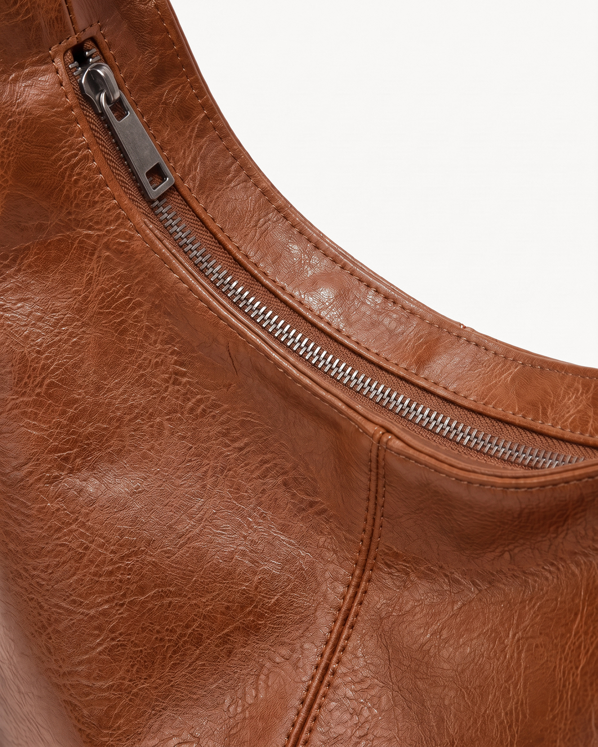 Close-up of the top zip of The Houle in Cognac