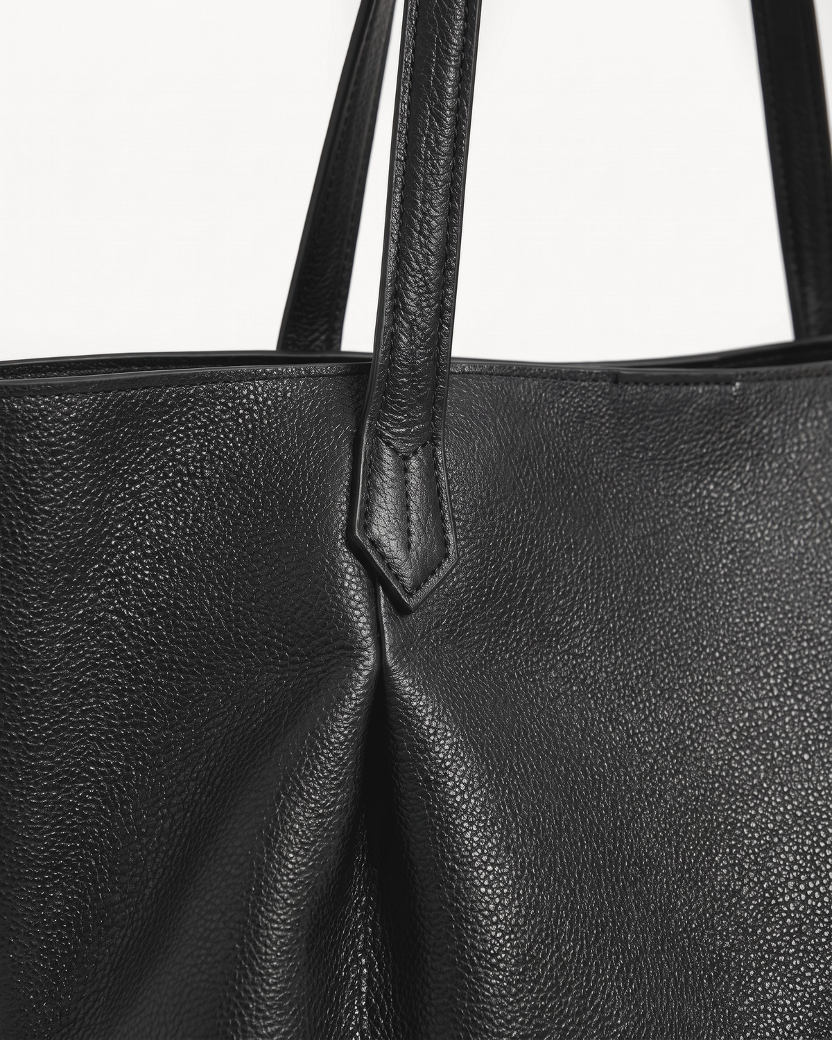 Close-up of the pointed handle tab of The Havre Slouch in Noir