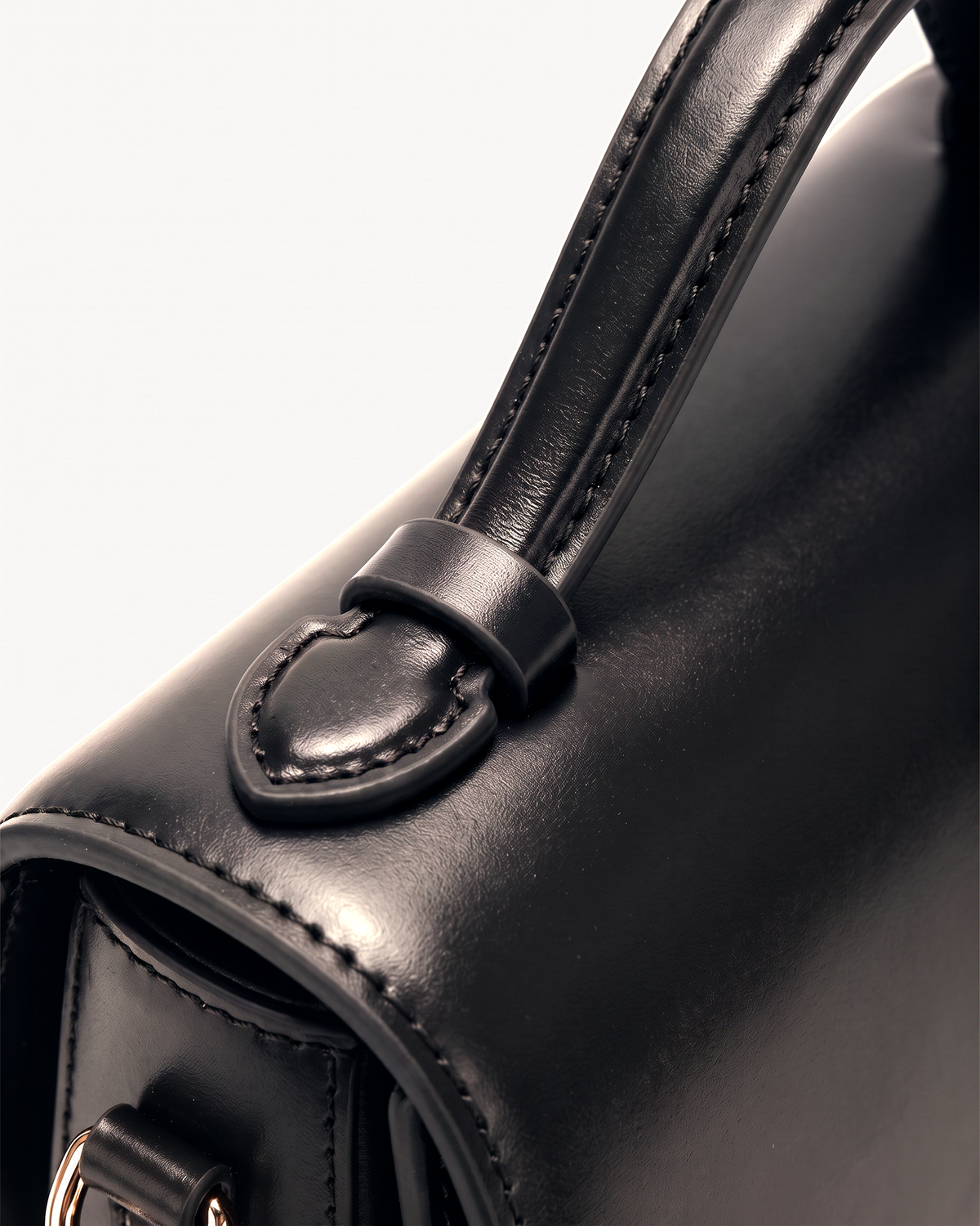 Close-up of the top handle of The Brise Saddle in Noir