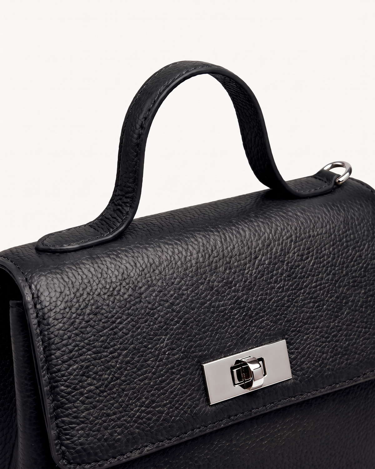 Close-up of the top handle of The Brise in Noir
