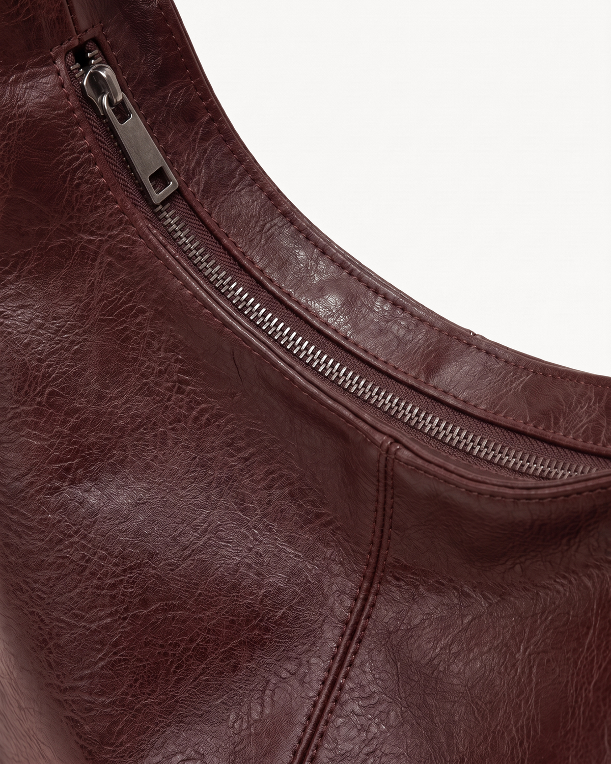 Close-up of the top zip of The Houle in Bordeaux