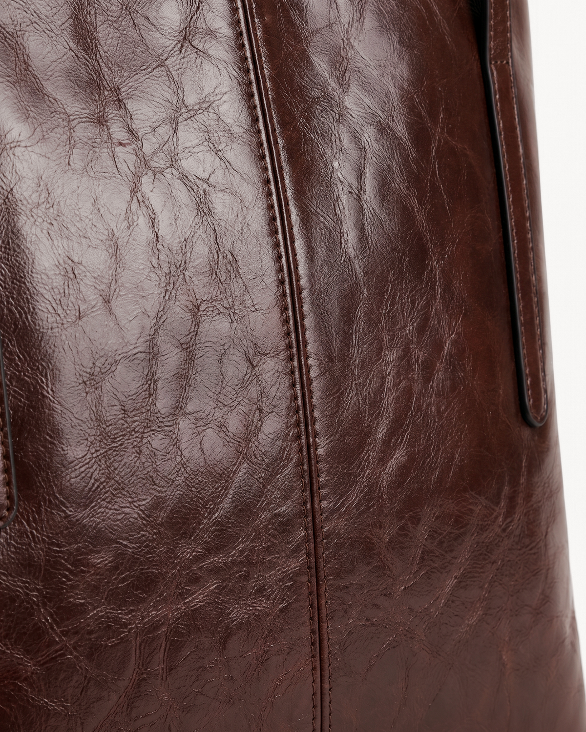 Close-up of the front seam and waxed leather of The Marée Grand in Espresso
