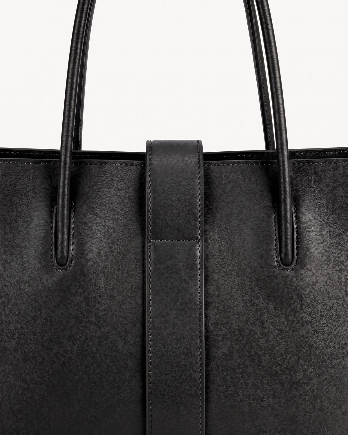 Close-up of the top handles of The Havre Buckle in Noir