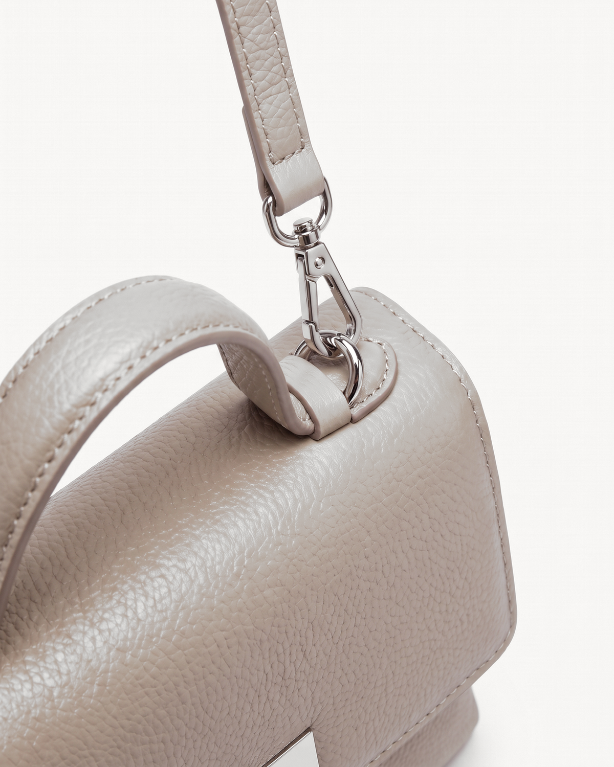 Close-up of the strap and silver clip of The Brise in Écru