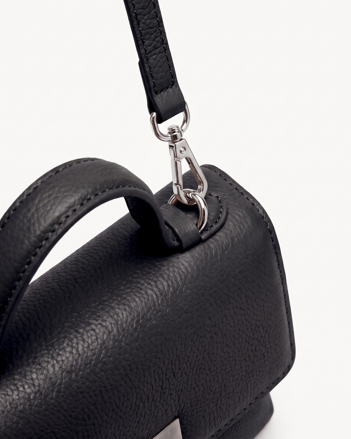 Close-up of the strap and silver clip of The Brise in Noir