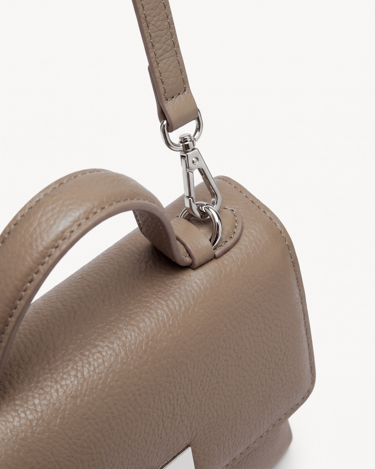 Close-up of the strap and silver clip of The Brise in Taupe