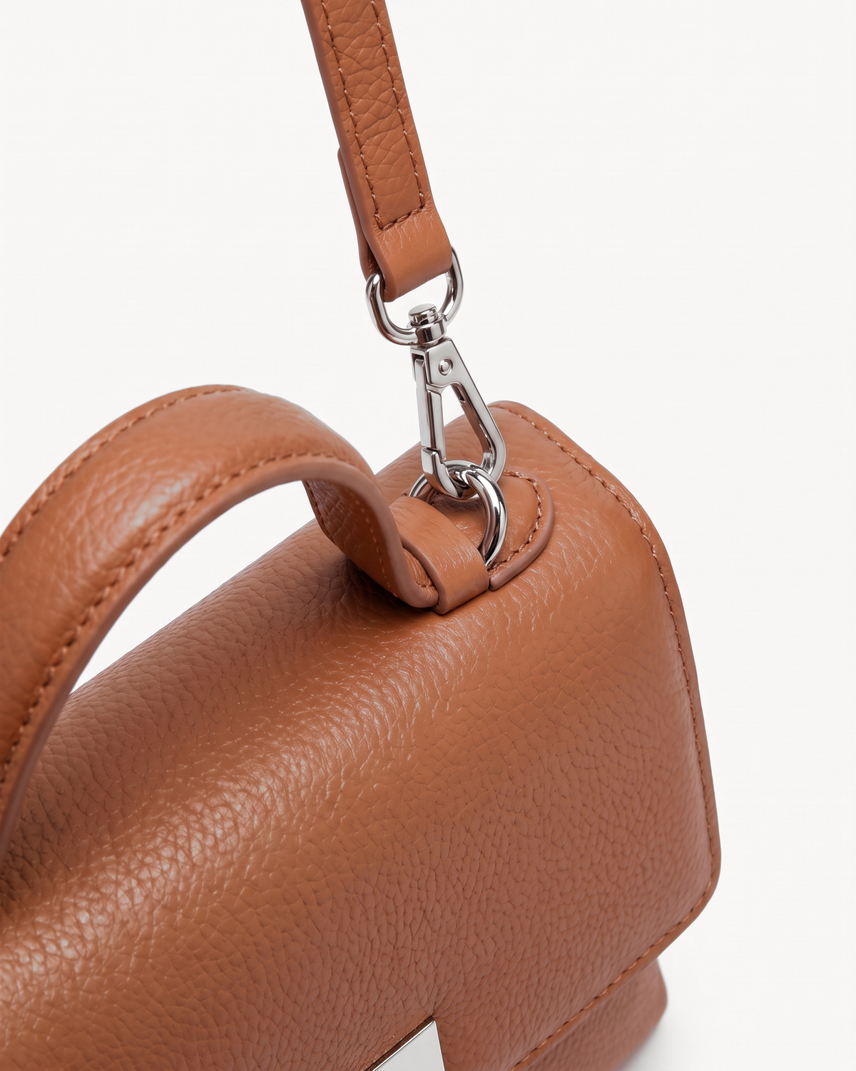 Close-up of the strap and silver clip of The Brise in Cognac