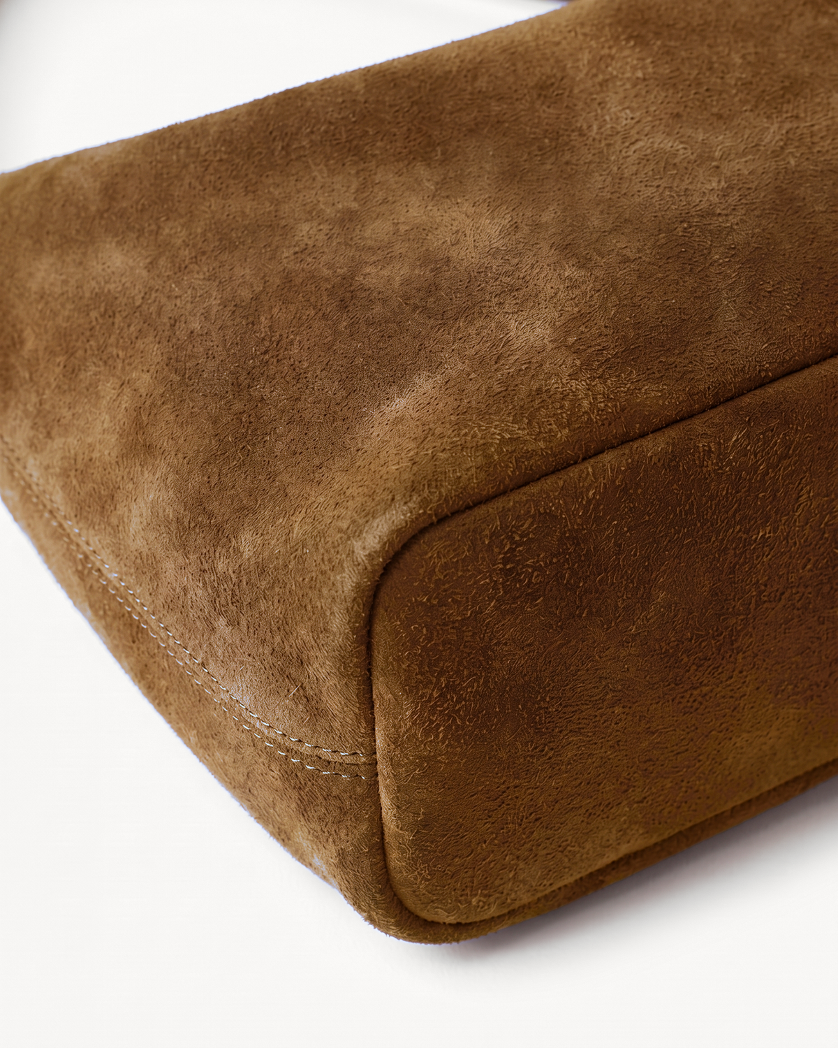 Close-up of the tabac suede of The Brume Petite