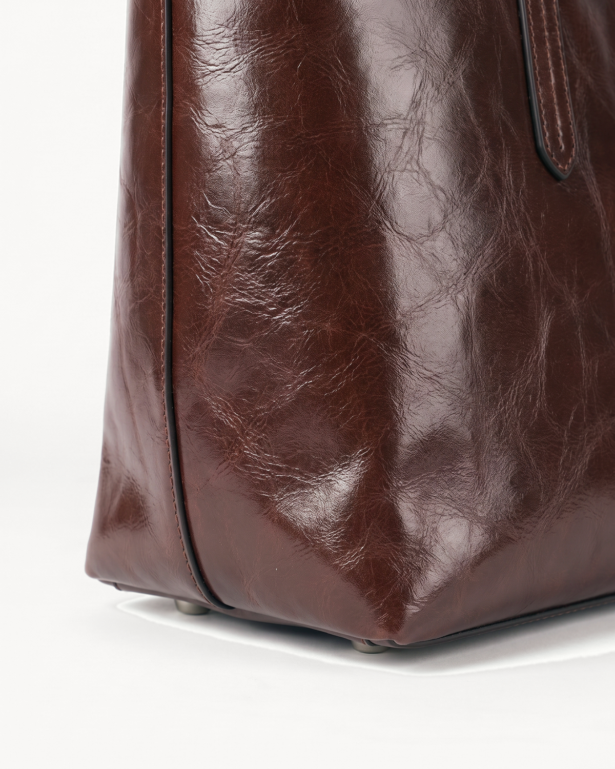 Close-up of the corner and gusset of The Marée Grand in Espresso