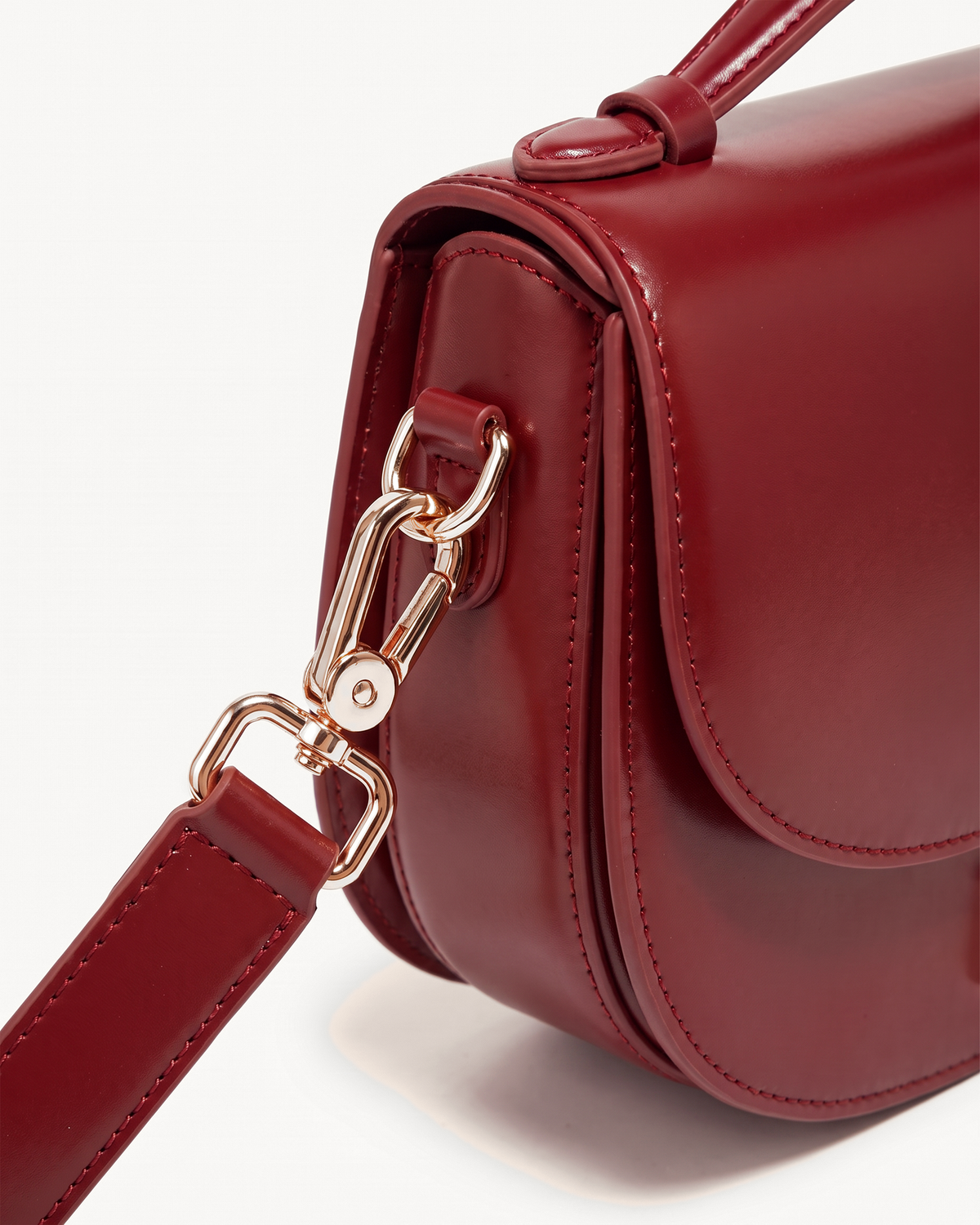 Close-up of the strap hook on The Brise Saddle in Rouge