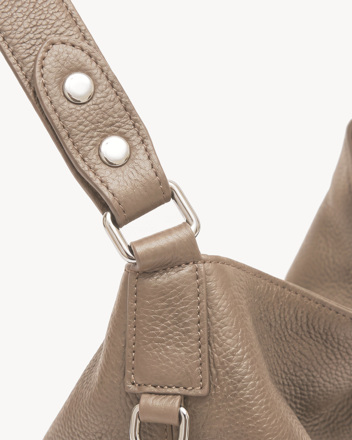 The Houle Soft in Taupe, close-up of the leather handle with silver press studs and ring
