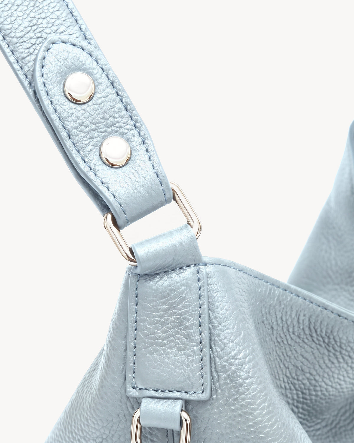 The Houle Soft in Ciel, close-up of the leather handle with silver press studs and ring