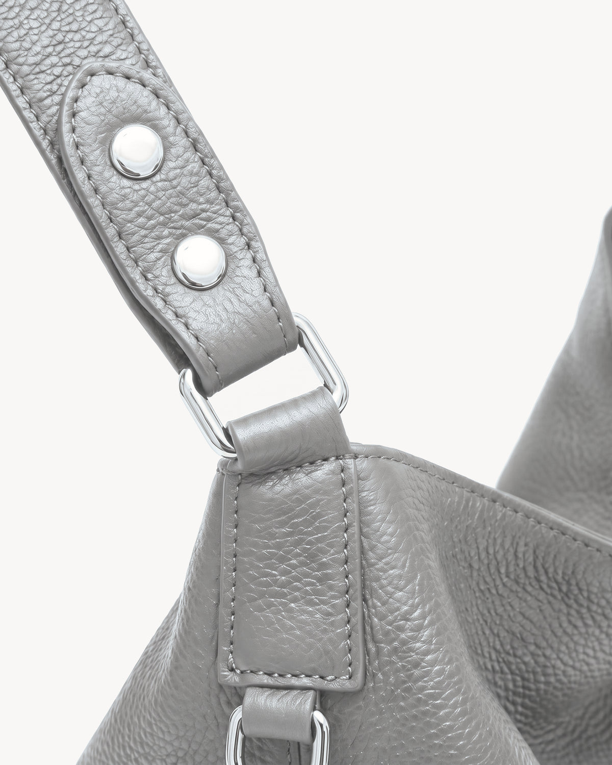 The Houle Soft in Galet, close-up of the leather handle with silver press studs and ring