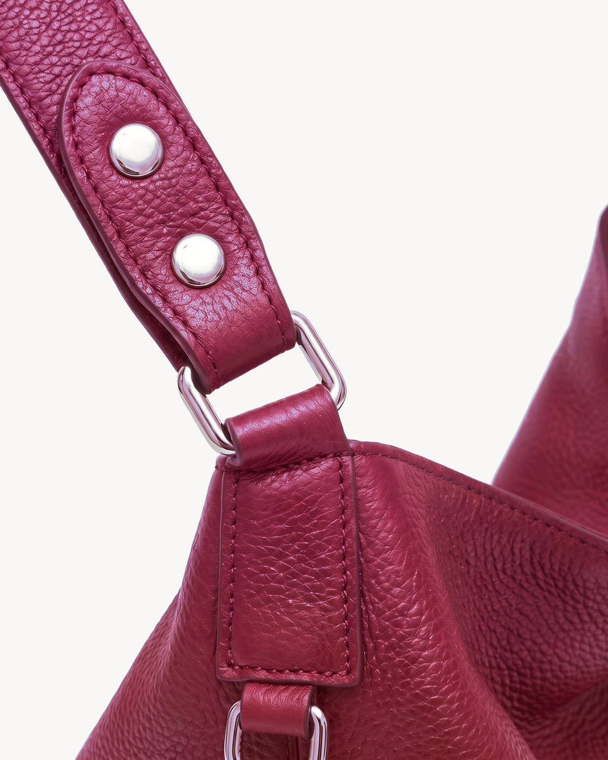 The Houle Soft in Bordeaux, close-up of the leather handle with silver press studs and ring