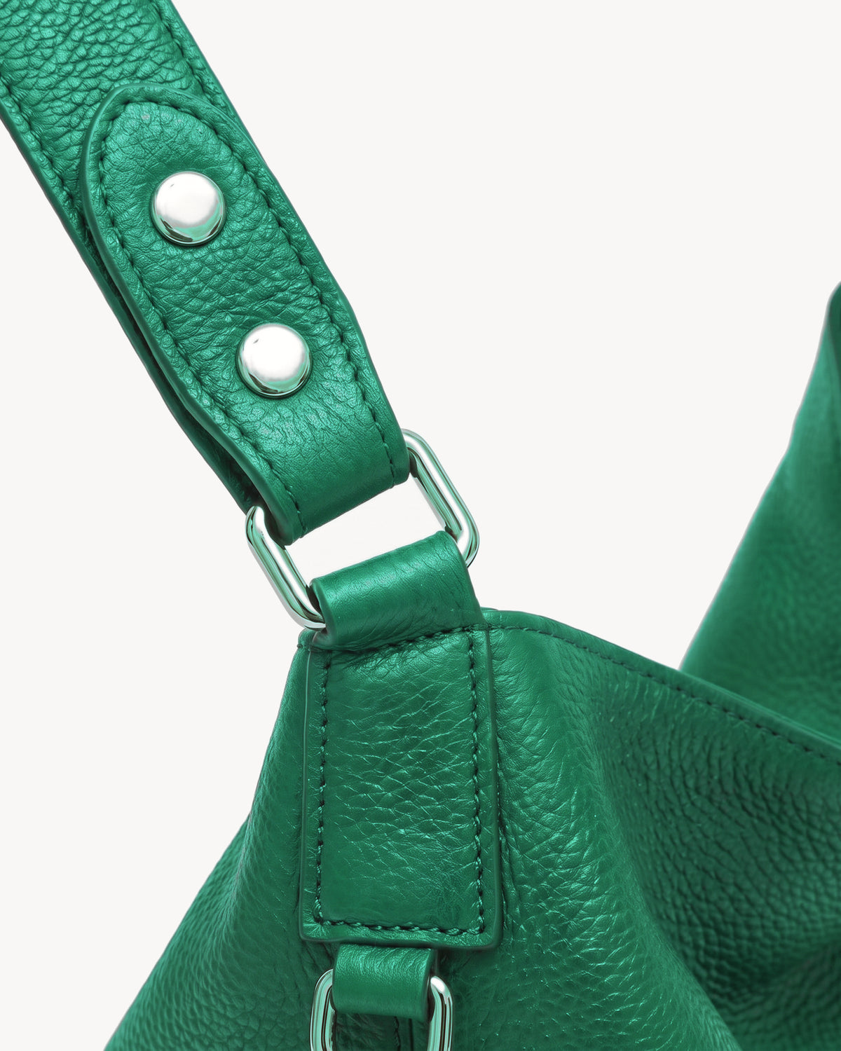 The Houle Soft in Forêt, close-up of the leather handle with silver press studs and ring