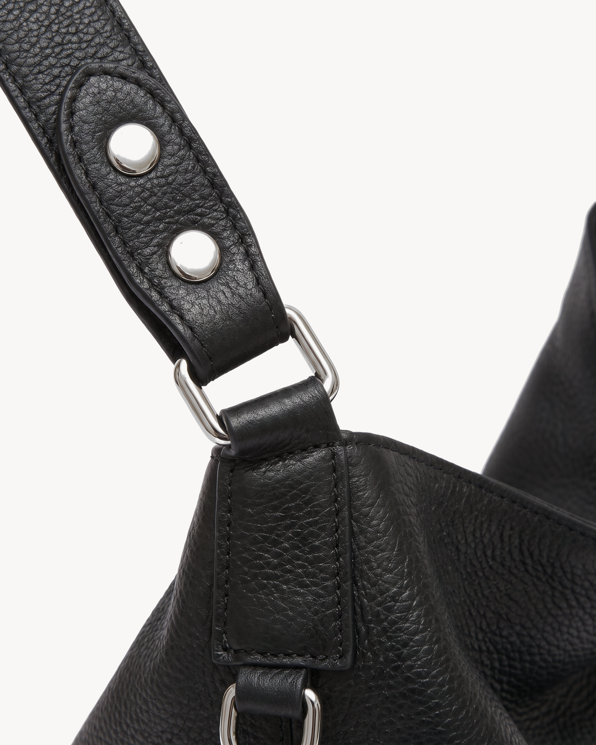 The Houle Soft in Noir, close-up of the leather handle with silver press studs and ring