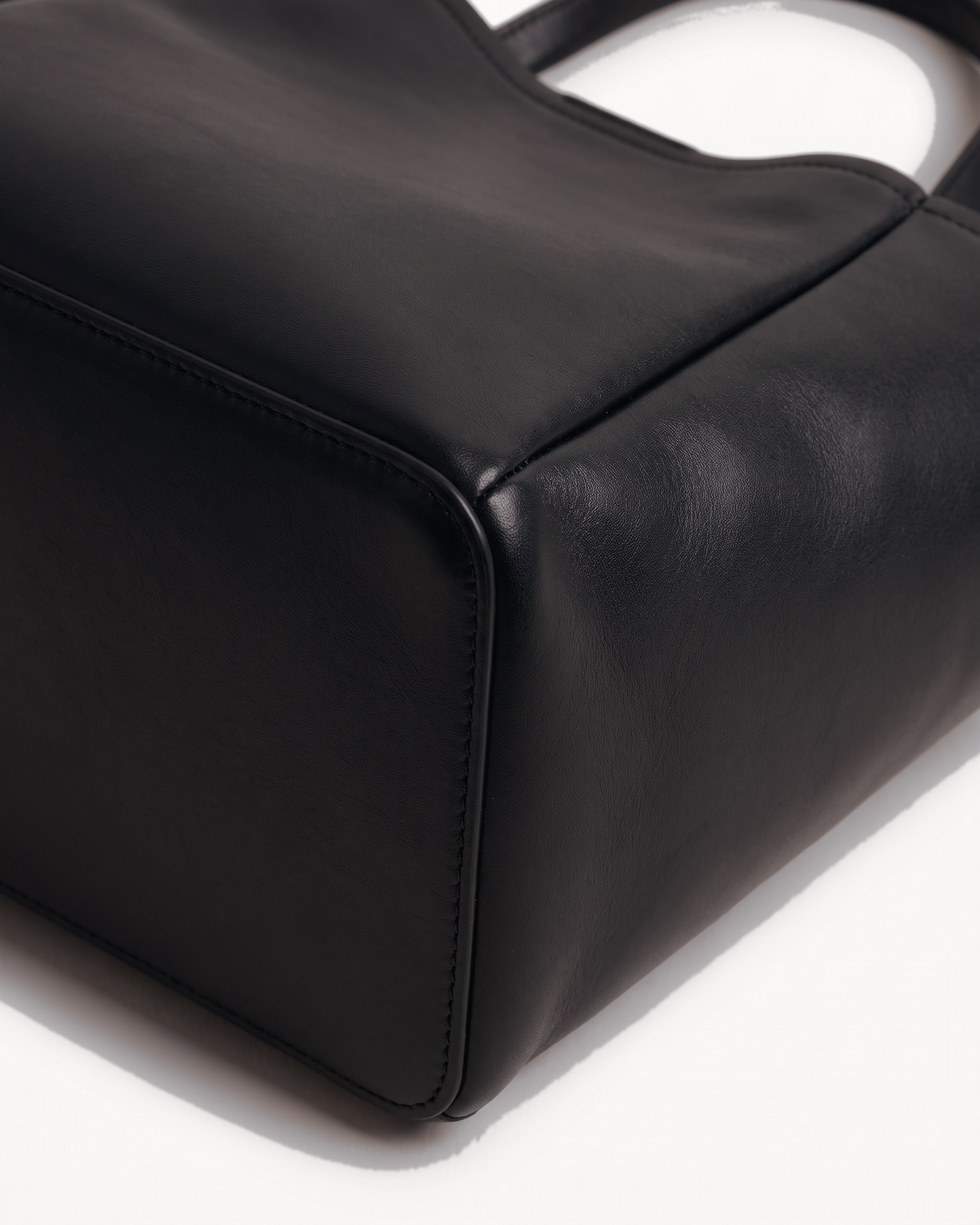 Close-up of the leather and base corner of The Havre Day in Noir