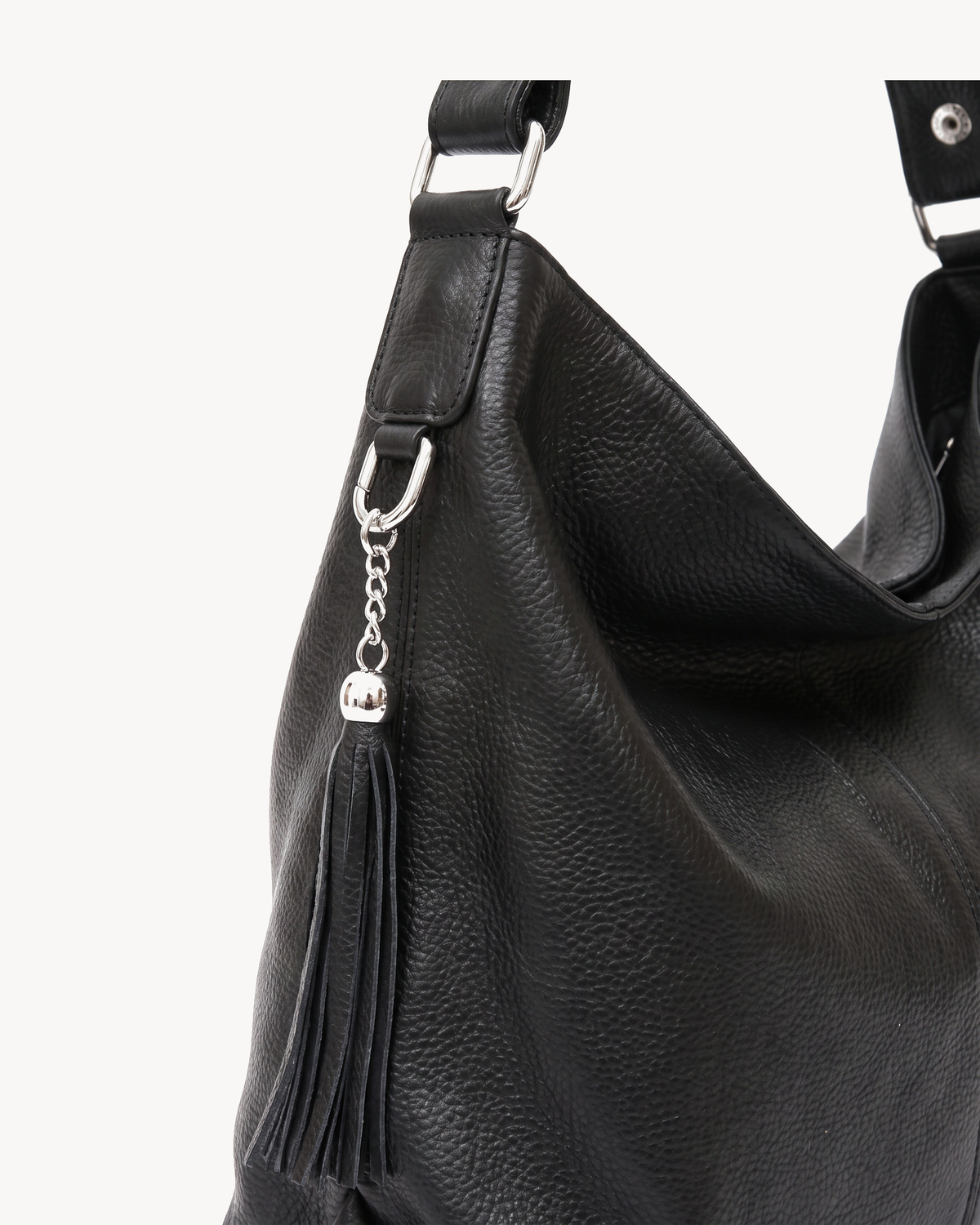 The Houle Soft in Noir, close-up of the leather tassel on its silver chain