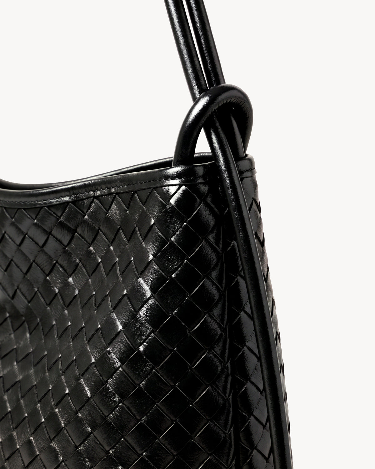 The Embellie in Noir, close-up of the leather ring-loop and round cord handle