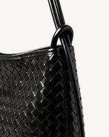 The Embellie in Noir, close-up of the leather ring-loop and round cord handle