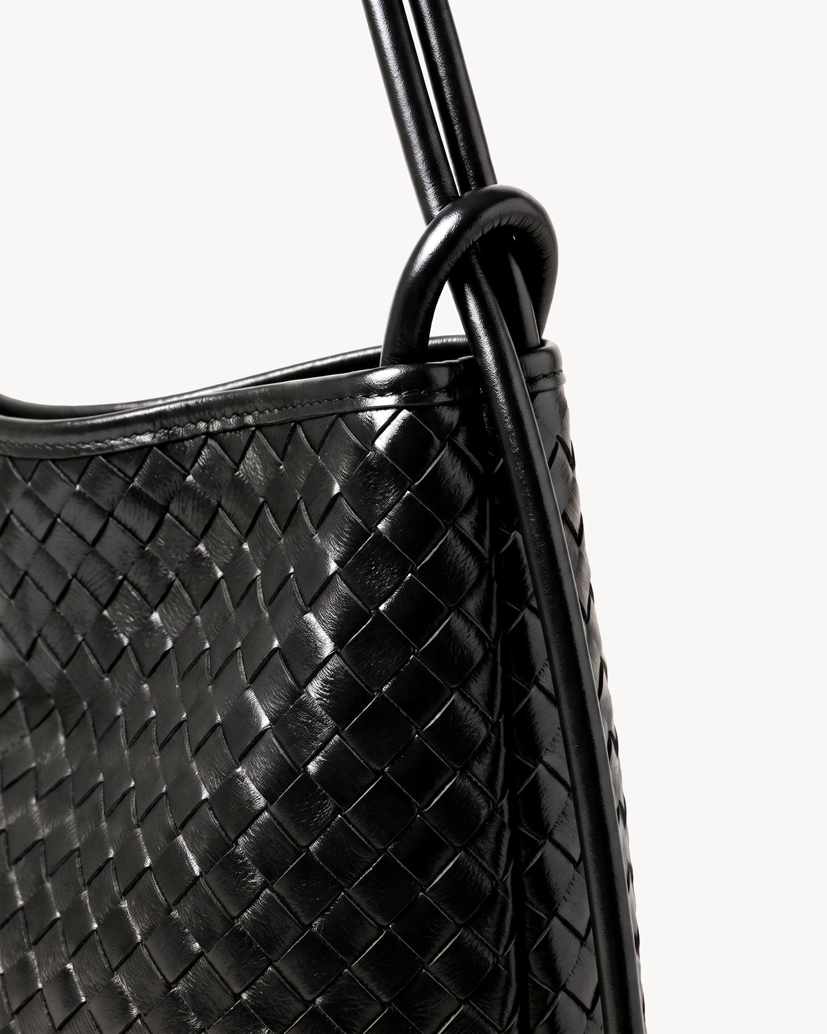 The Embellie Grand in Noir, close-up of the leather ring-loop and round cord handle