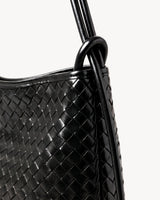 The Embellie Grand in Noir, close-up of the leather ring-loop and round cord handle