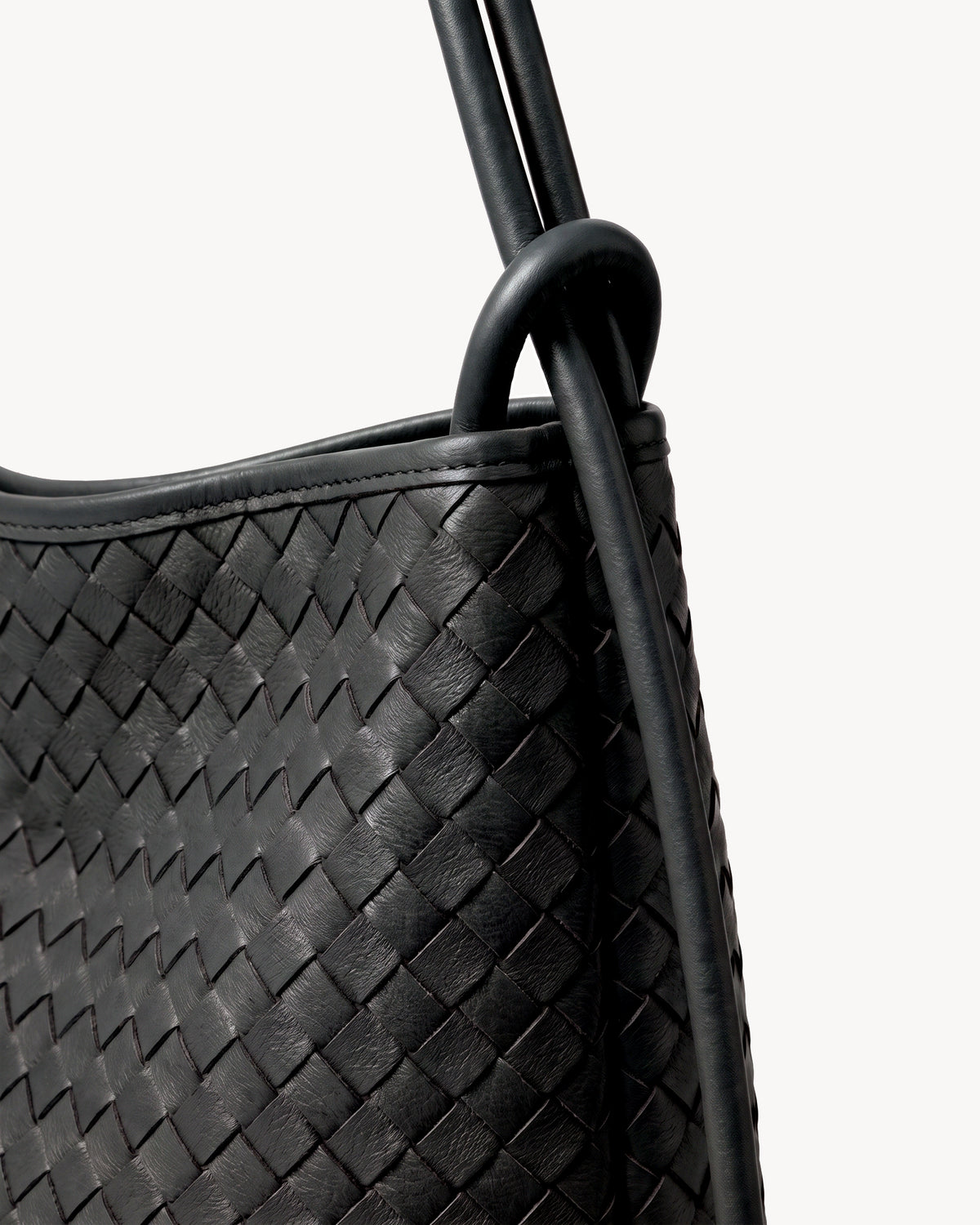 The Embellie in Noir Mat, close-up of the leather ring-loop and round cord handle